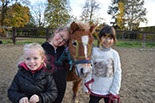 Badyhoeve is een terrein dat tot 3kinderen en hun pony's met de hond Djackson behoort.